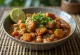 Feijoada savustetulla tempehllä tarjoiltuna, limen ja tuoreen korianterin kera