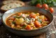 Minestrone alla Milanese, tarjoiltuna tuoreilla kasviksilla, pastalla ja parmesaanijuustolla