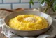 Kermainen polenta pehmeällä koostumuksella, voilla ja parmesaanilla koristeltuna