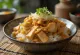Oyakodon tofutäytteellä riisin päällä, kananmunalla ja kevätsipulilla koristeltuna