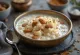 Almond Kheer manteleilla, ruusuvedellä ja kuivatuilla hedelmillä koristeltuna