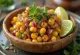 Grillattu chili-lime-maissisalaatti tarjoiltuna