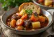 Estofado de carne espanjalainen lihapata tarjoiltuna