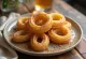 Churros kanelilla, kanelisokerilla ripoteltuna, vastapaistettuna