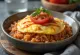 Omurice-kulho tomaatilla, maukas japanilainen ruoka tarjoiltuna