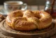 Tuore, kotitekoinen kanelisokeripretzel, rapea ja kullanruskea