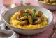 Polenta paahdetulla ruusukaalilla tarjoiltuna, kermainen pohja ja rapeiden vihannesten yhdistelmä