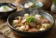 Sundae Jeongol tarjoiltuna tuoreilla vihanneksilla ja chilillä