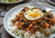 Picadillo kananmunalla, tarjoiltuna tuoreen korianterin kera