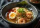 Ramen-kulho paistetuilla katkaravuilla, nuudeleilla ja täytteillä