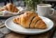 Kahvicroissant tarjoiltuna