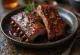 Savustettu BBQ-kylki bourbon-kastikkeella tarjoiltuna
