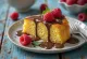 Pandoro maitosuklaalla, tarjoiltuna tuoreilla marjoilla ja kaakaojauheella