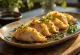 Gyoza-nyytit lasinuudeleilla, kullanruskeaksi paistettuina ja hienolla soijakastikkeella tarjoiltuna