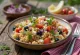 Farro-salaatti feta-juustolla, oliiveilla ja tuoreilla vihanneksilla tarjoiltuna