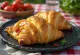 Cornish pasty chorizolla ja paprikalla, tarjoiltuna runsaalla täytteellä ja rapealla taikinalla
