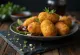 Coxinha bataatilla, brasilialainen ruoka täytetty rapealla bataattimaitorahkalla